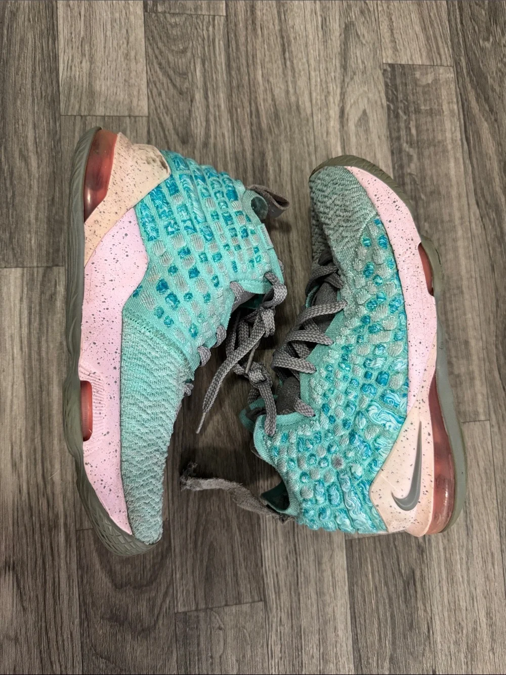 Nike LeBron 17 GS South Beach basketball shoes youth sz 5.5Y, as is